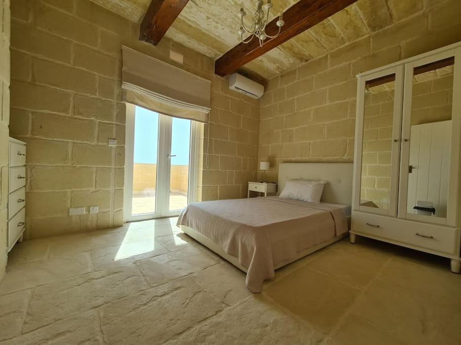With Large Pool And Garden In Gozo Għarb